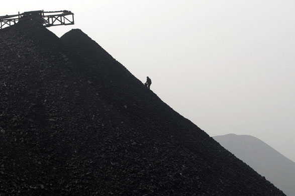 27 October 2009: Changzhi, China: A labourer searches for usable coal