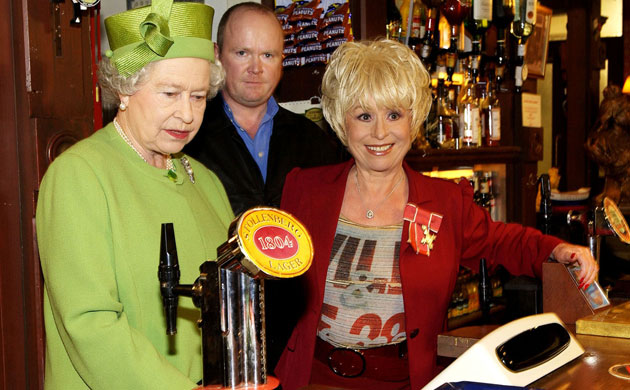 Barbara Windsor : The Queen, Steve McFadden and Barbara Windsor in the Queen Vic pub