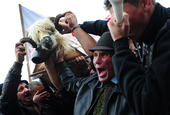 24 hours in pictures: Romanian shepherds shout anti-government slogans