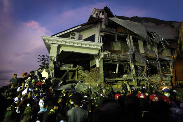 24 Hours in Pictures: Rescue workers search for survivors in Indonesia earthquake