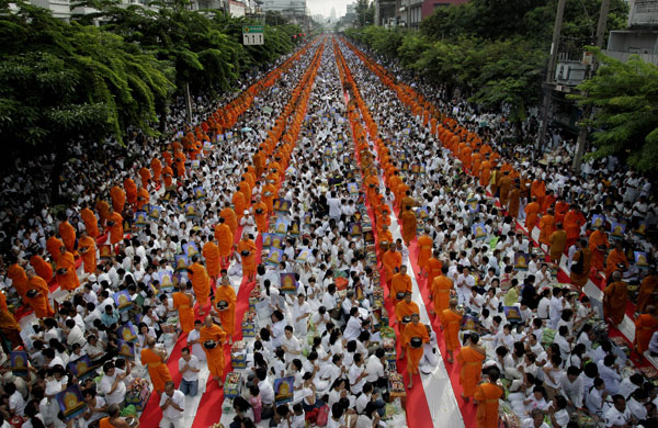 24 Hours in Pictures: Monks walk in lines to mark an end of Buddhist Lent