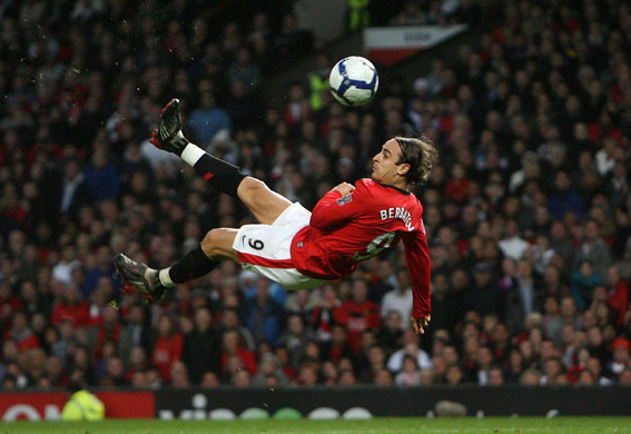 http://static.guim.co.uk/sys-images/Guardian/Pix/pictures/2009/10/3/1254596985637/Dimitar-Berbatov-equalise-010.jpg