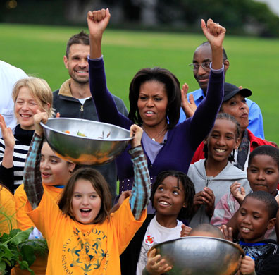 Michelle Obama: Michelle Obama And School Students Help With Harvest Of White House Garden