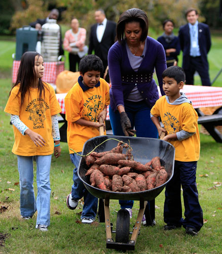 Michelle Obama: Michelle Obama And School Students Help With Harvest