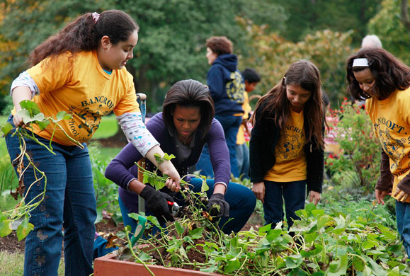 Michelle Obama: Michelle Obama And School Students Help With Harvest 