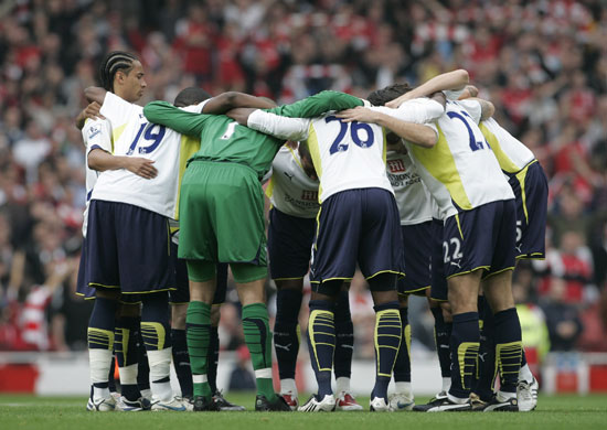 Arsenal v Tottenham: The Spurs players huddle ahead of kick off 