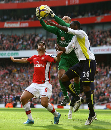 Arsenal v Tottenham: Spur's keeper Heurelho Gomez claims the ball ahead of Ledley King & Eduardo
