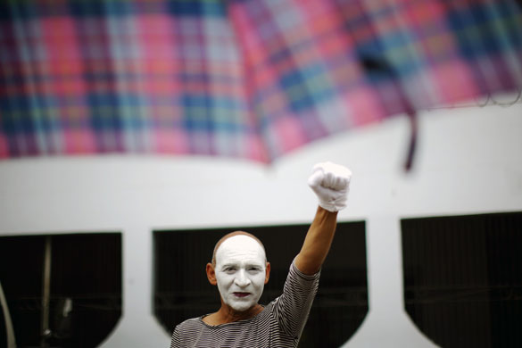 24 hours : Tegucigalpa, Honduras: A protestor dressed as a mime artist