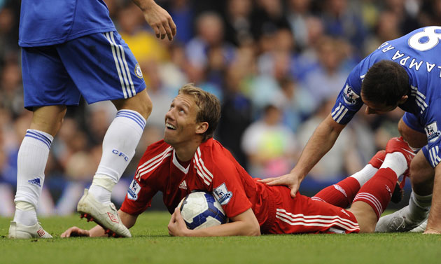 Chelsea v Liverpool : Lucas looks up at Deco after being fouled by Lampard