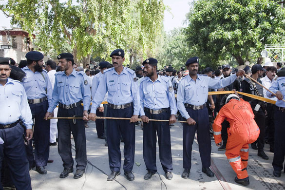 Bomb in Islamabad: Rescue personnel rush to the United Nations World Food Programme building