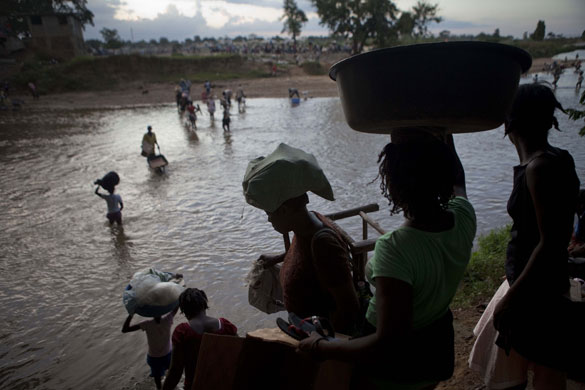 24 hours: haitians cross border to buy goods