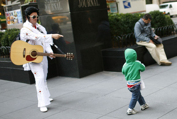 24 hours: Man dressed as Elvis Presely points at young boy in New York
