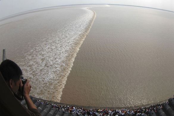 24 hours: Visitors gather to watch the tidal bore in Qiantang River, China 