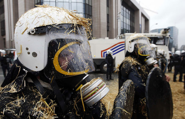 24 hours: Belgian riot police protect themselves against hay sprayed by milk farmers