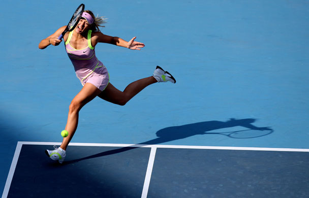 24sport: Maria Sharapova returns a shot to Victoria Azarenka