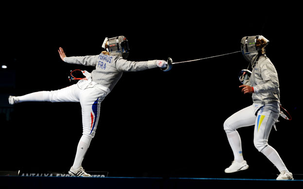 24sport: Leonore Perrus attacks Olga Kharlan during the Women's Team Sabre final