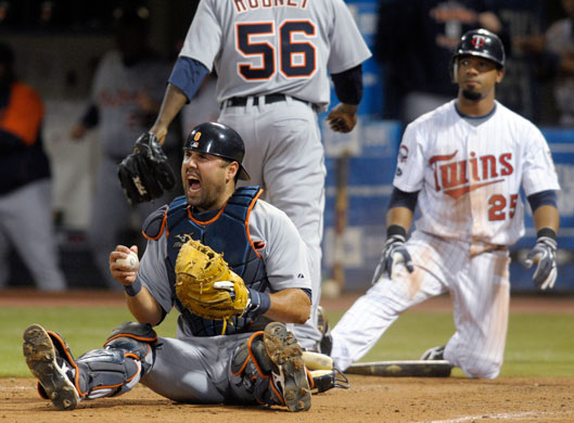 24sport: Detroit Tigers' Gerald Laird taggs out Minnesota Twins' Alexi Casilla