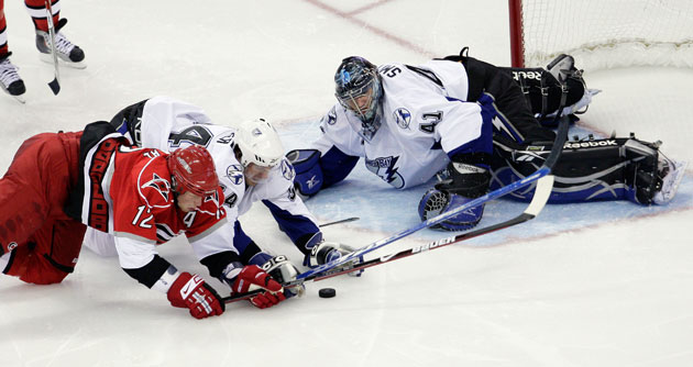 24sport: Eric Staal and Paul Ranger battle for the puck infront of Mike Smith