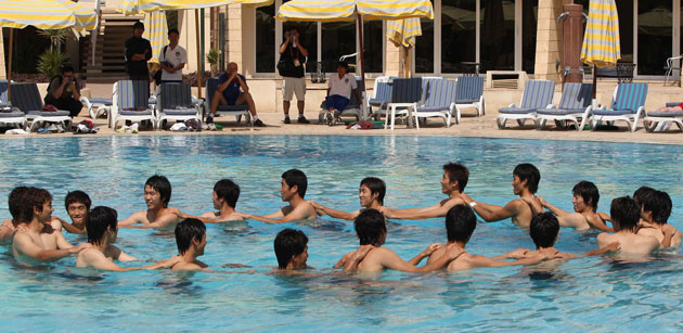 24sport: South Korea U-20 team warm up in swimming pool