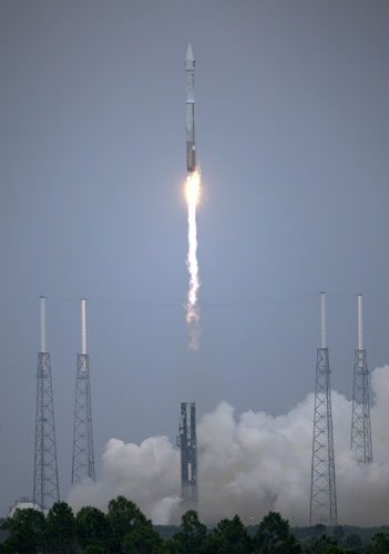 LCROSS NASA mission: Lunar Orbiter Lifts Off At Cape Canaveral