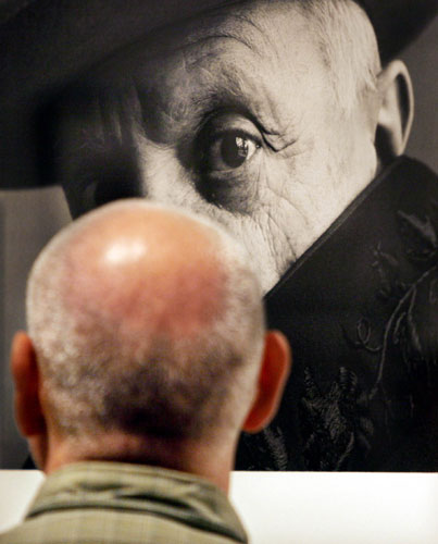 Irving Penn: A visitor look at Irving Penn's portrait of Picasso 