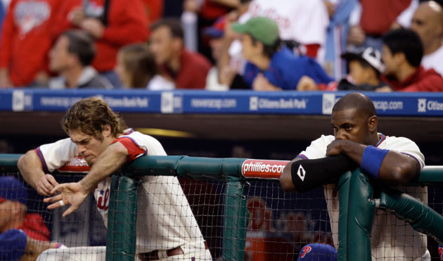 24sport: Jayson Werth and Ryan Howard dejectedly watch the action