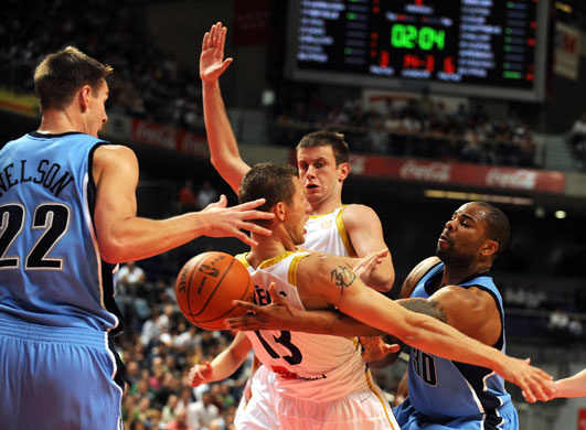 24sport: Alexander Johnson passes the ball to Spencer Nelson