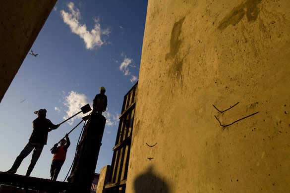 24 hours: Kabul, Afghanistan : Workers form a concrete blast wall 