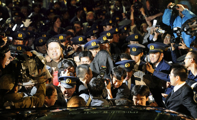24 hours: Tokyo, Japan: Police officers escort Tatsuya Ichihashi