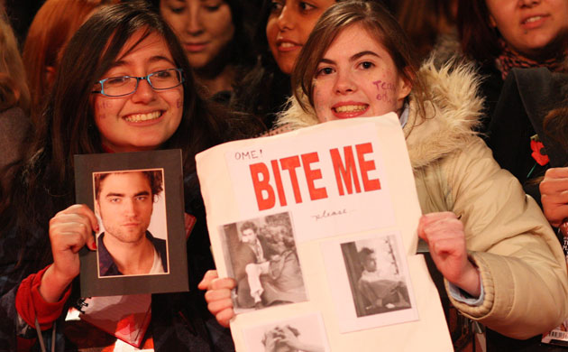 The Twilight Saga: New Moon London premiere: fans with 'Bite Me' posters
