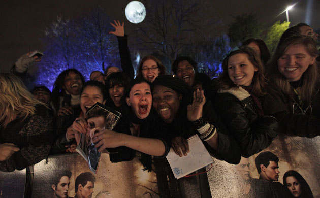 The Twilight Saga: New Moon London premiere: fans beneath the moon