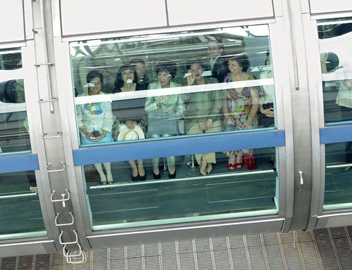 15 November 2009: Singapore: Wives of APEC leaders enjoy the world's biggest ferris wheel
