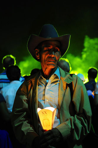 15 November 2009: San Salvador, El Salvador: Hundreds of people holding paper lanterns