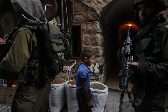 15 November 2009: Hebron, West Bank: Israeli soldiers in the Old City