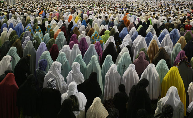 24 hours in pictures: Mecca, Saudi Arabia: Women pray outside Mecca's Grand Mosque 