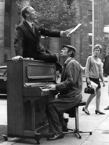 Edward Woodward obit: 1969: Edward Woodward singing  with Russell Hunter