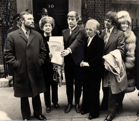 Edward Woodward obit: 1973: 10 Downing Petition to 'save our theatres' Edward Woodward