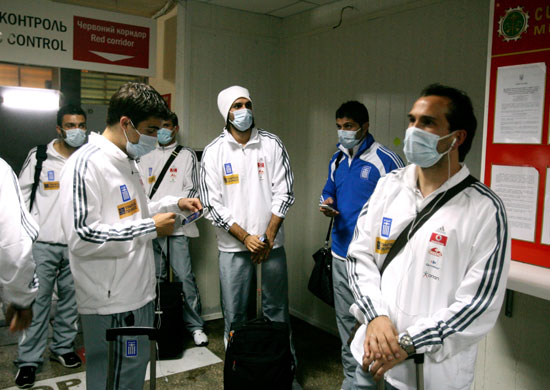 24sport: Greece football players wear protective face-masks upon arrival in Donetsk