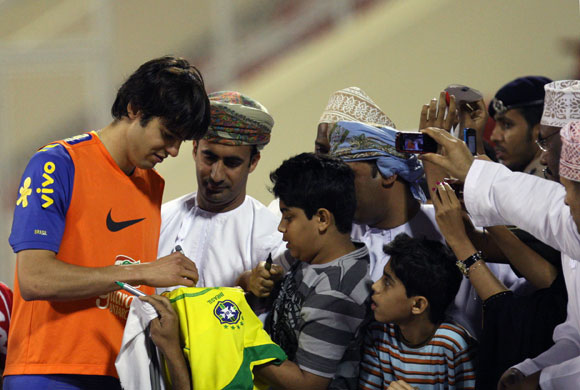24sport: Kaka signs autographs for Omani fans