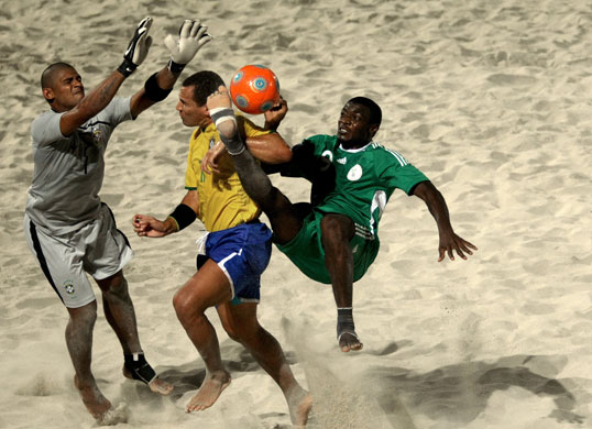 24sport: Brazil's Buru and goalkeeper Mao block a shot by Nigeria's Gabriel Agu