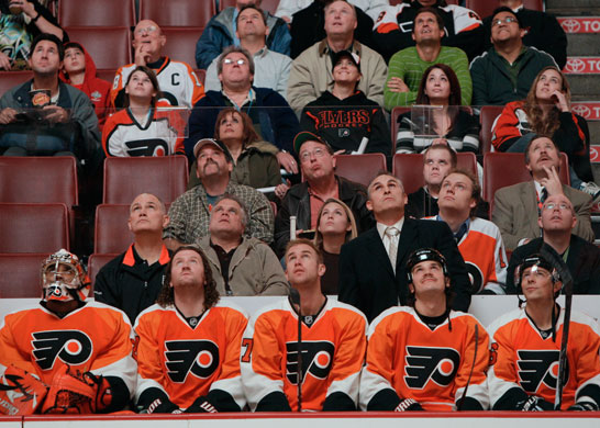 24sport: Philadelphia Flyers' players, staff and fans watch a highlight video
