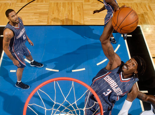 24sport: Gerald Wallace of the Charlotte Bobcats grabs a rebound 