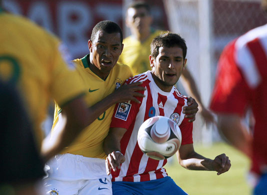 World Cup key players: Paraguay's Roque Santa Cruz (R) struggle