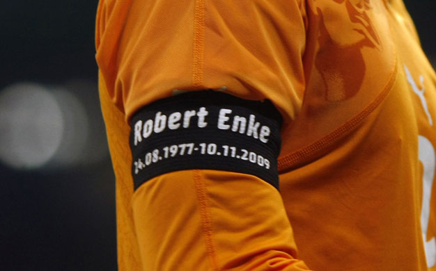 24sport: Ivory Coast's Eboue wears an armband