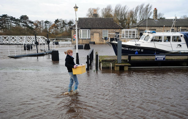 bad weather in uk: Flooding in Naburn, Yorkshire