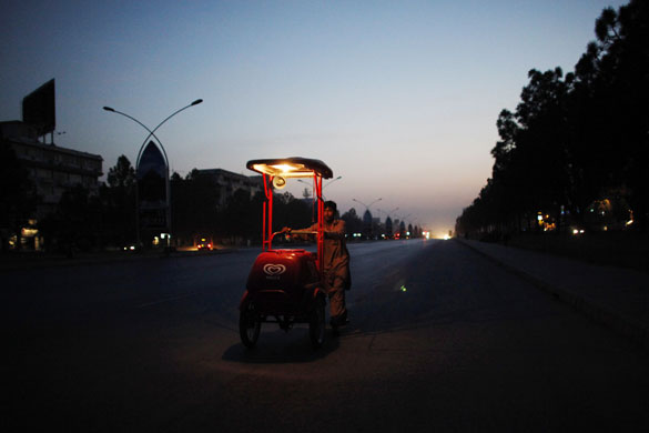 24 hours in pictures: Islamabad, Pakistan: An ice cream vendor pushes his cart