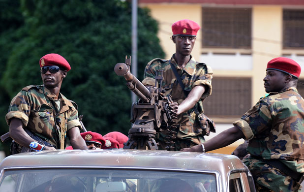 Guinea unrest: Armed Red Berets elite soldiers stand guard on a car 