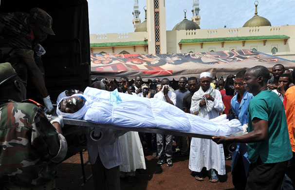 Guinea unrest: Soldiers unload bodies of victims shot dead by Guinea junta forces 