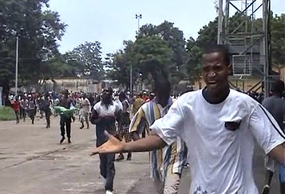Guinea unrest: People run from security forces in Conakry