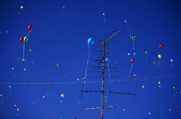24 hours in pictures : Balloons with messages attached released by Palestinian children 